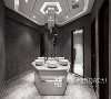 设计师另辟蹊径，把正六边形洗手台放在中央，两边自动高效分流男女入厕人群。