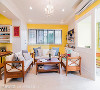 运用屋主喜爱的色系，打造温馨自然的乡村风情，如客厅就使用鲜黄色的漆面，完美诠释场域的活泼与浪漫。