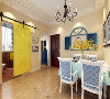 客餐厅地面用的黄色的仿古砖，卧室采用地板铺贴。地中海风格的家具都会蓝白为主题，色彩丰富。客厅区域空间不是特别大放了一个三座沙发加了一个单人沙发，还有两个交叉椅子。