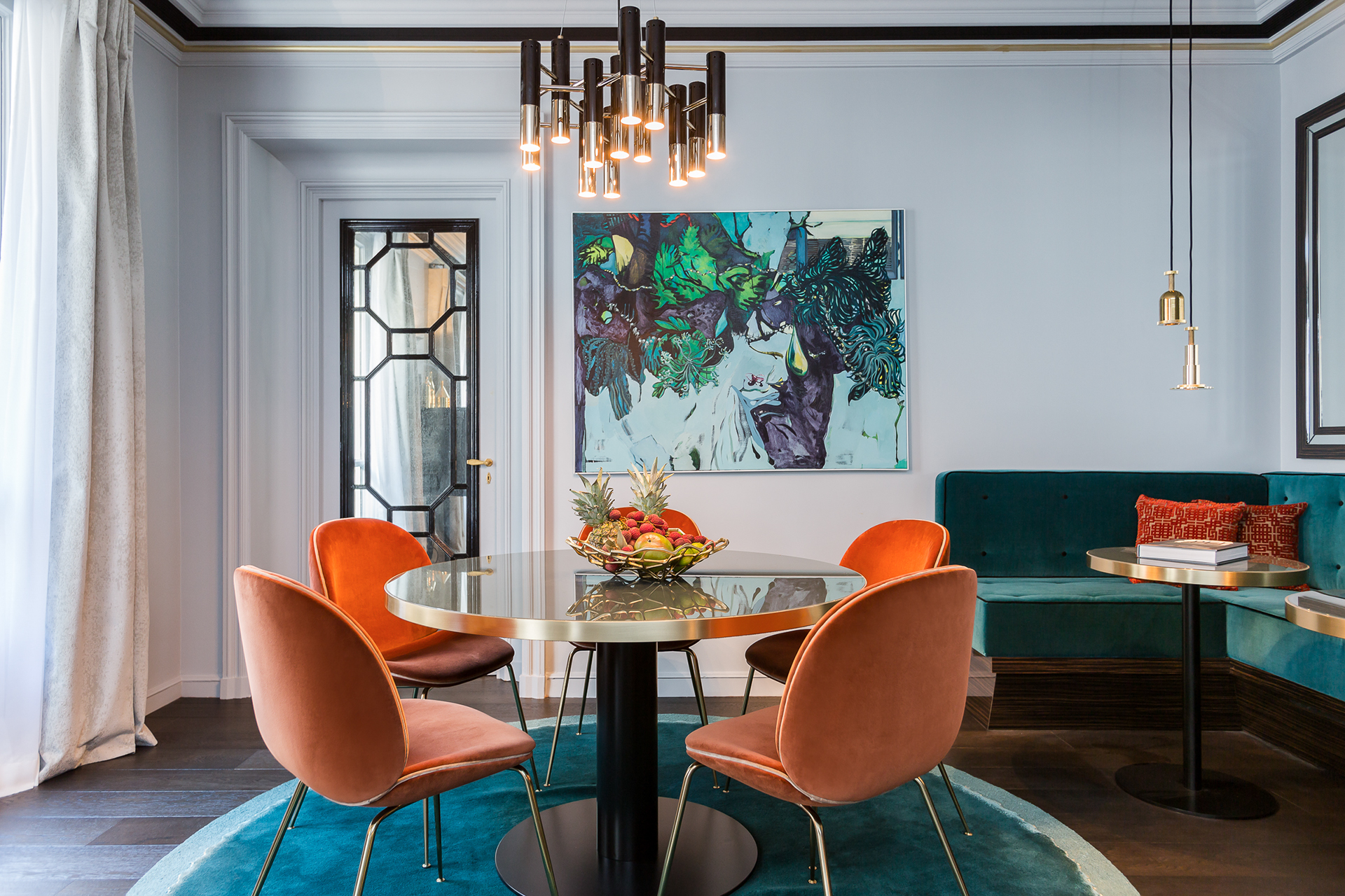 简约 三居 餐厅图片来自别墅设计师杨洋在时尚前沿大胆撞色设计-摩登之家的分享