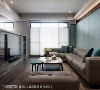 蓝绿色绷布沙发墙呈现跳色手法，家具软件配色与之相呼应，增添色彩变化性和活泼氛围。