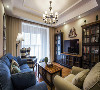 客厅墙面色彩选用暖色做为基调色，搭配做黑色旧风格的家具，体现出浓浓的复古味道