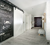 白色的谷仓门与黑板墙装饰墙相得益彰，成为玄关处的一道亮点。