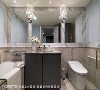 主卧卫浴以镜面及刷漆铺陈，让视觉上能够更加柔软，以符合整体居家的风格呈现。