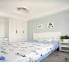 简洁中拥有细节，淡绿色的床头墙挂着两幅可爱的装饰画，淡蓝色的床品更适宜睡眠。