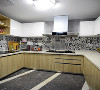 厨房的设计分为中西厨区，内外均贴有时尚的黑白花砖，嵌入式冰箱，嵌入式蒸箱烤箱的设计使整个空间融为一体，保证了空间的整洁性。彩色地毯的铺设与墙面花砖形成对话，为空间增添活跃性。