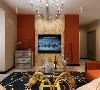 客厅的用色很大胆，使用了橙色和黄色进行了搭配，家具的颜色整体很素雅，所以摆放了多个绿植，增加了色彩搭配，地毯的样式选为有花样的，使空间看起来有理有序