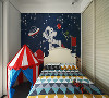 儿童房设计了一面主题墙，一副宇宙主题的壁纸，希望激发宝宝的无限想象力。