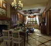 客厅:以大理石作为地面材料，沙发区铺大幅花纹地毯，使空间区域划分更加清晰，
复古造型的组合沙发以及茶几都具有上乘质感，让美式古典风进一步彰显。