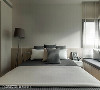 床头选用半高床板铺叙，适度的空间留白让主卧房更显清新有质感，将北欧风精髓完美展露。