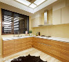L型厨柜打造利落、整洁的厨房空间，以木质语汇带出质朴感受，营造温馨氛围。
