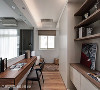 书房采多功能设计概念，使用架高木地板设计方便变身成客房，平时则是SOHO族的男主人工作空间。