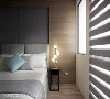 林峰安设计师以木皮的温润佐上窗边筛下的光束，让卧眠场域更加温馨且舒适。