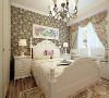 卧室采用田园壁纸与客厅相呼应。各空间采光良好功能结构合理。