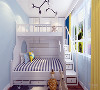儿童房放了一个双层的单人床，床边的楼梯有美观又实用，还有很大的储物空间，淡蓝色的壁纸给人温馨童话的感觉，黄色蓝色搭配的窗帘鲜艳但不浮夸。