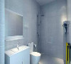 公共卫生间的布局区别于主卧卫生间，将浴室柜置于空间内，也是采用一字型布局，最大保证了活动的区域。