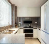 开放式厨房形式简洁，横平竖直，减少不必要的装饰线条，用简单的直线强调空间的开阔感。由于直线型的设计较多，空间感很强，让厨房操作倍感舒适与清爽。