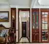 用欧式古典装饰五金点缀空间，与美式风格木质构件相呼应。