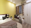 壁面刷上鲜明的黄色，窗边规划小型卧榻，营造出活泼休闲的卧室氛围。