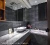 Kevin杨宥祥设计师以大理石台面搭配石纹砖面，加上镜柜的收纳设计，建构出大器质感的卫浴空间。