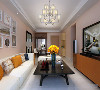 在家具方面则采用了大量的“木纹”元素；沙发则是较为现代的米色，局部加一个橘黄色抱枕活泼又统一。
