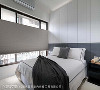 挑高至顶的床头柜，拥有大量的储物机能，延续沟缝线条与异材质的相辅相成，使卧眠空间更加舒适自在。