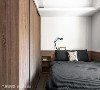 林佳蓓、胡欣儒设计师透过半身床头板结合内嵌式边柜，并摆上Queen Size床组，替卧眠区塑造舒适暖心氛围。