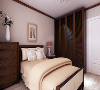 卧室铺木地板，床背景墙用壁纸加以修饰，简洁大方。