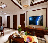 客厅的电视背景墙采用简单的木线和暖色的壁纸，凸显简洁