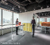 界阳＆大司室内设计导入外商流行的行动办公区，两行桌面如工作岛的概念，让外勤性质的同事，可拿着笔电直接在此站着办公，也是休息时间可轻松交流互动的场所。