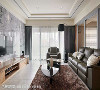 赵玲与吕学宇设计师引导落地窗的自然天光进入室内，在恢弘的大理石电视墙折射全室光彩。
