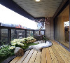 露台造景的设计是为了与周边建筑的造型有所区隔，以日式禅风为风格基调，运用南方松、植栽强调生活里的悠闲意味。