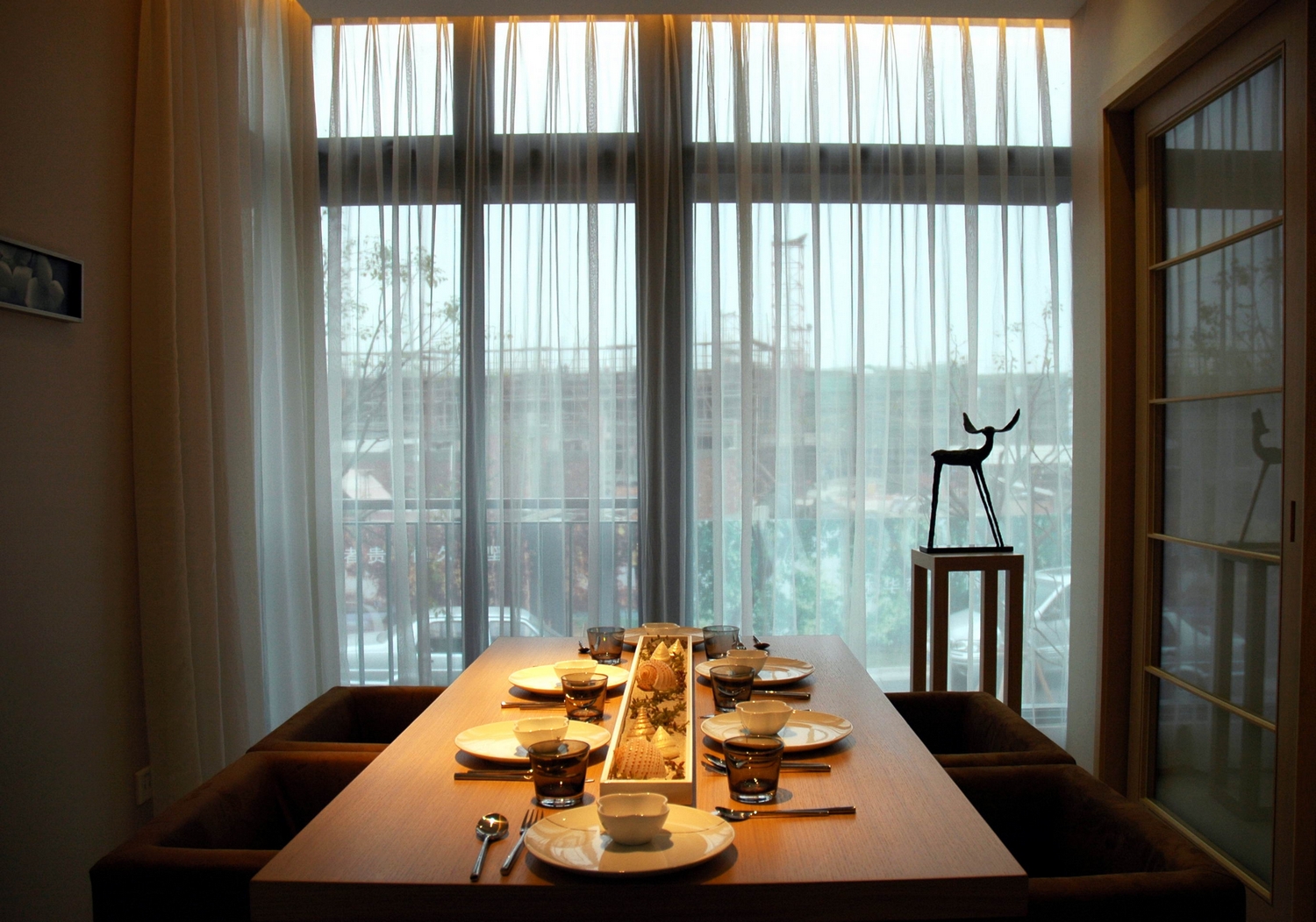 别墅装修 别墅设计 现代风格 餐厅图片来自北京高度国际在品质现代风格--别墅设计的分享