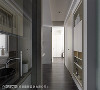 作为衔接整个家的主廊道，谭淑静设计师以米白色调及镜面光影的投射，铺陈出行进动线流畅的明亮氛围。