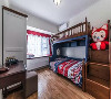 尽管只有一个卧室，但是上下床的设计足以满足二孩的需要，实木梯子的设计为孩子制造了更加童趣以及探索的感觉，既然是美式风格，这样的儿童床就很棒。