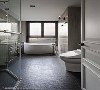 规划舒适泡澡浴缸的主卫浴，是全家人都可使用的沐浴空间。