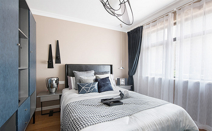 卧室图片来自家装大管家在105平现代简约风格 别有一番格调的分享