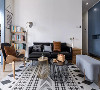 ▲黑色的皮艺沙发搭配灰色的布艺座椅，恰好的融合，增加了客厅的舒适度。