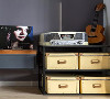 ▲复古式的收音机与储物盒子，足以彰显主人的怀旧情怀。一张美国歌手Norah Jones的海报，一把木吉他，从中可以凸显出主人对音乐的热爱与追求。