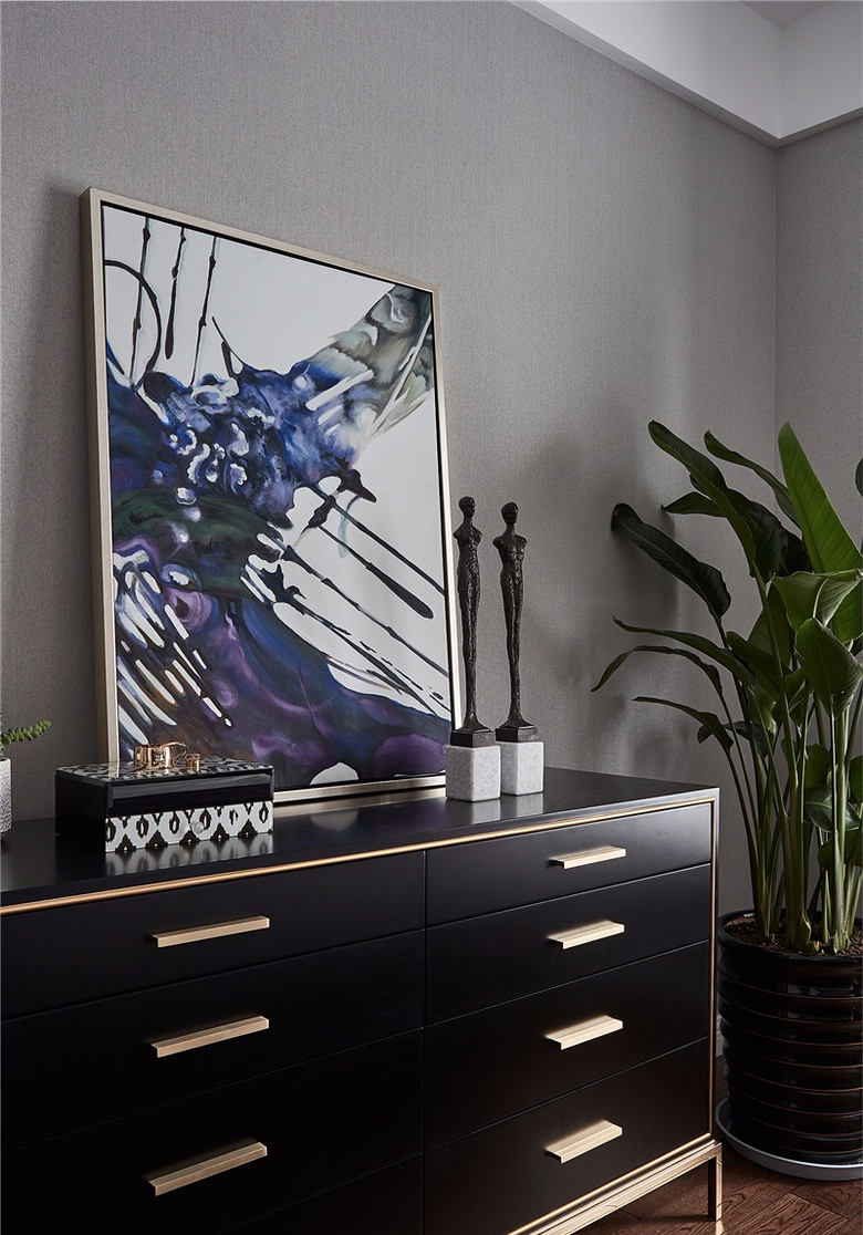 卧室图片来自家装大管家在浅紫色基调 128平美式格调3居室的分享