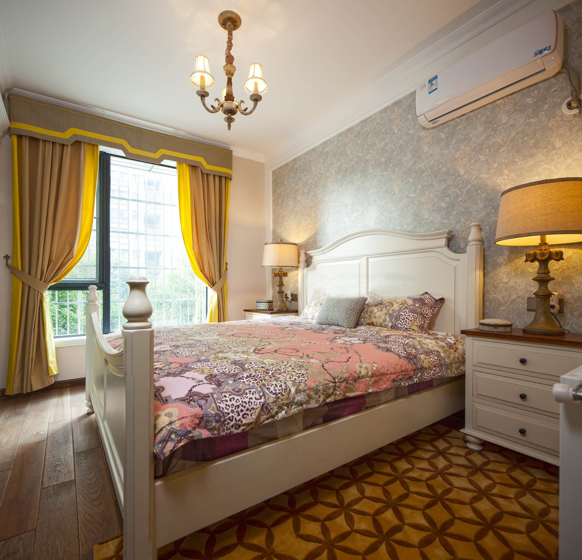 卧室图片来自北京高度国际在华丽的美式范--美式四居的分享