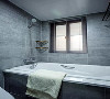 主卫延续铺贴灰色瓷砖搭配五金件，浴缸让洗浴更舒适。