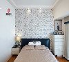 带点现代小清新的墙纸作为床头背景，两盏暖光射灯调节室内的氛围