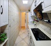 工作阳台一分为二，一半空间纳入厨房，设计洗菜盘和消毒碗柜。