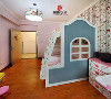 女儿房的墙纸与粉色墙漆的搭配，圆了每个小女孩的公主梦
