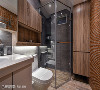 卫浴空间
采干湿分离的卫浴空间，利用砖墙与木质收纳柜相互搭配，营造温润休闲的氛围。