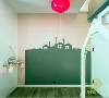 童话世界小房子的黑板墙设计是方便米米画画创作。