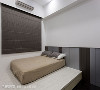 客房
延续主卧房床头语汇的客房，舍弃床架规划改以架高地板增加变化性，下方并安排大容量收纳空间。
