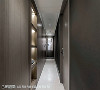 廊道
于通往卧室的廊道，以细致木纹铺陈，具沉淀心灵作用外，也为空间做转场。