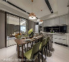 场域串联
清玻拉门将客厅、厨房场域串联，开阔空间尺度外，也让自然光得以贯穿全室。